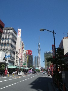 雷門から見た東京スカイツリー